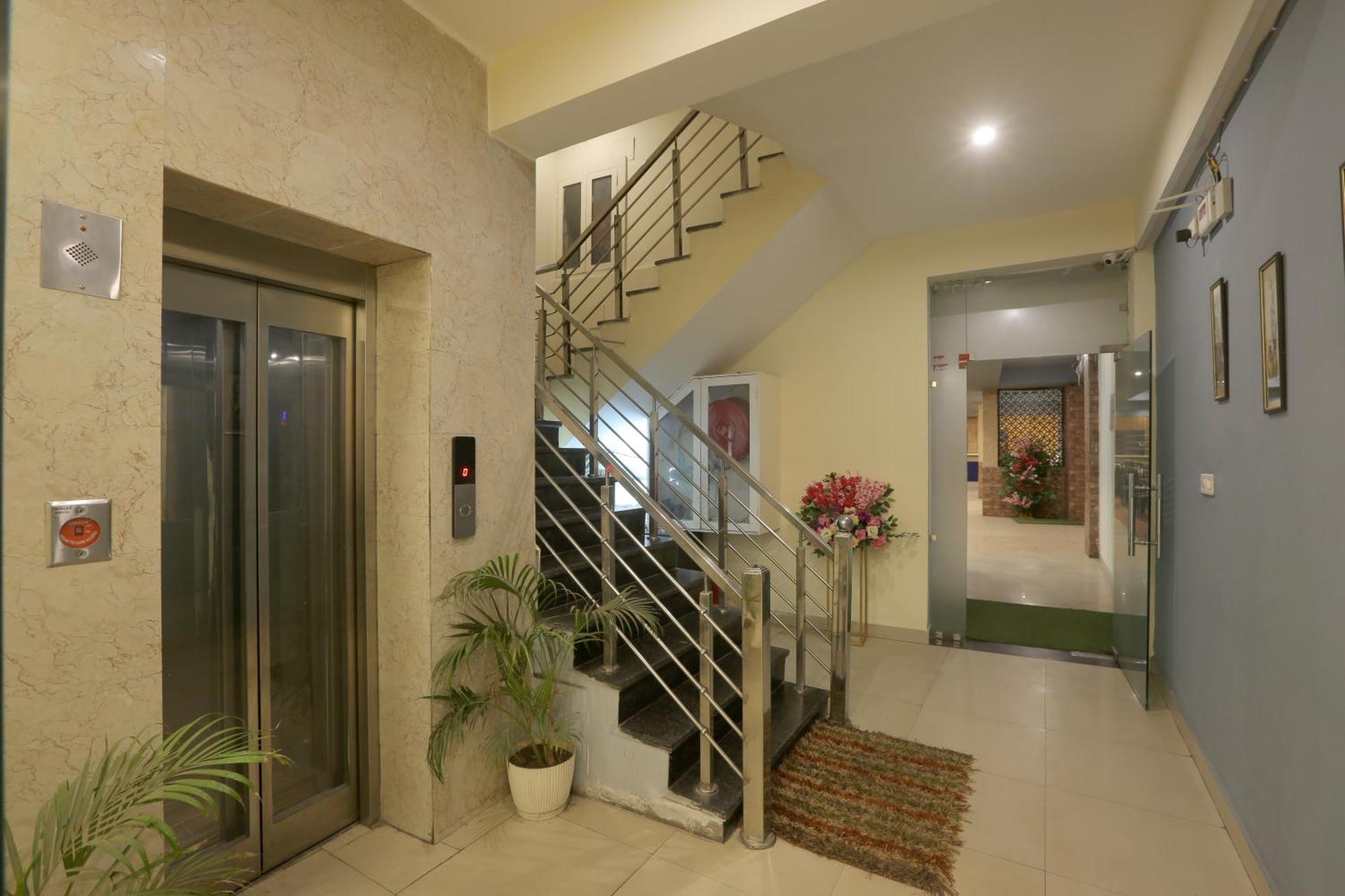 Hotel Lemon Suites & Banquet Noida Sector 62 Exterior foto